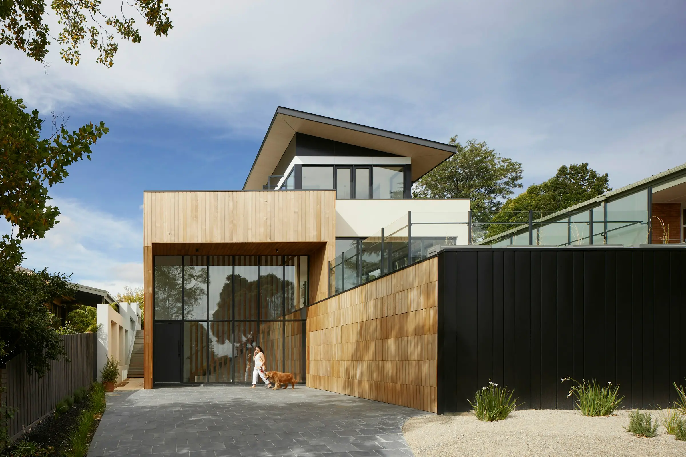 Modernes Wohnhaus mit Holzfassade und schwarzen Elementen
